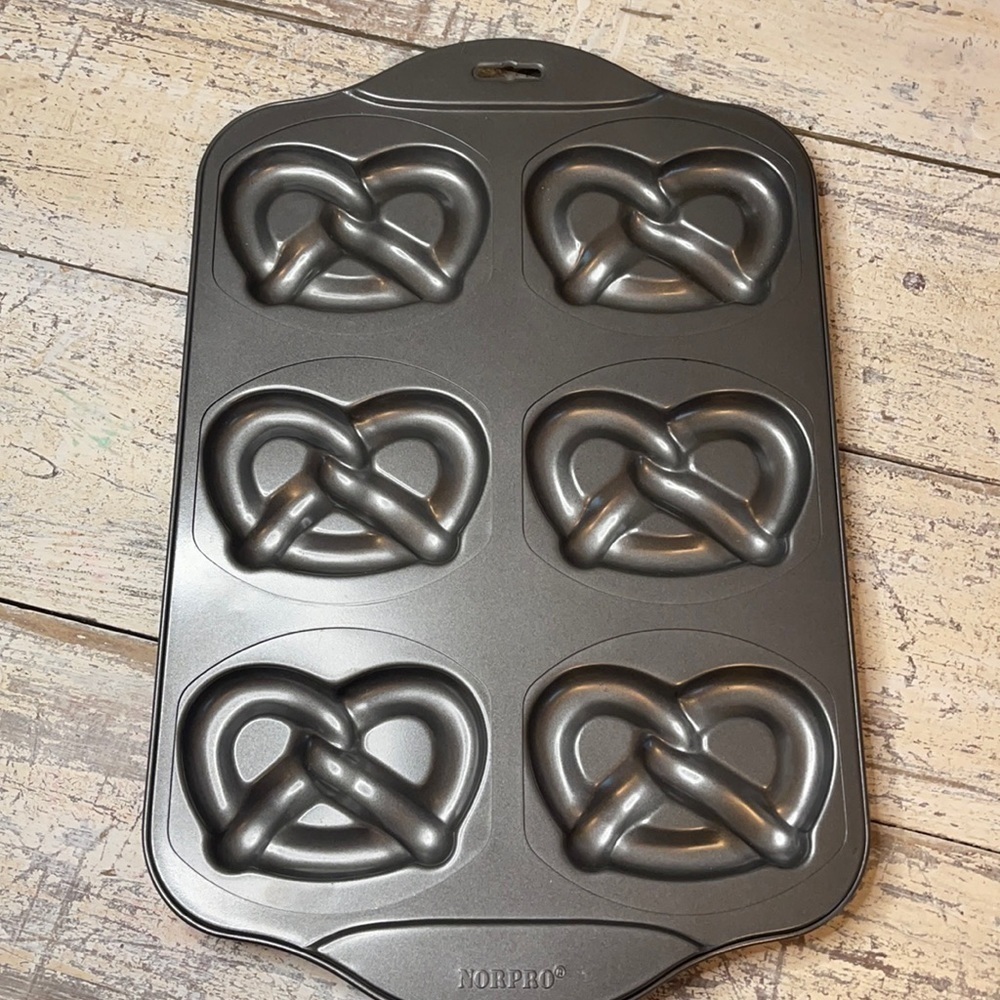 EUC Norpro pretzel making pan​​​​​​​​​​​​​​